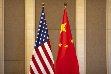 北京の迎賓館に掲げられた米中の国旗(AFP時事)