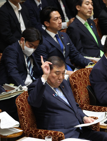 参院決算委員会で挙手する石破茂首相＝９日午後、国会内