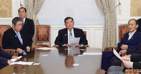 自民党役員会に臨む石破茂首相（中央）。左は森山裕幹事長、右は菅義偉副総裁＝９日午後、国会内