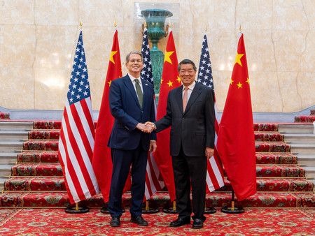 握手するベセント米財務長官(左)と何立峰中国副首相=9日、ロンドン(米財務省提供・時事)