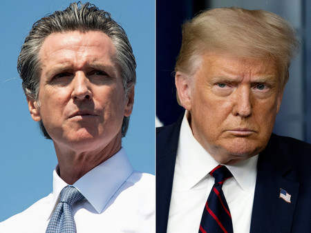 トランプ米大統領(右)とカリフォルニア州のニューサム知事(AFP時事)