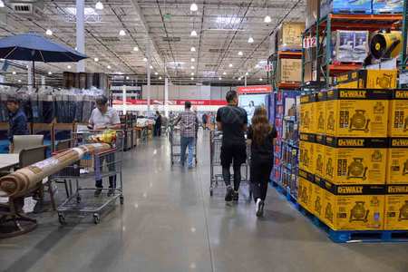 5月28日、米ロサンゼルスの量販店で買い物をする人たち(EPA時事)