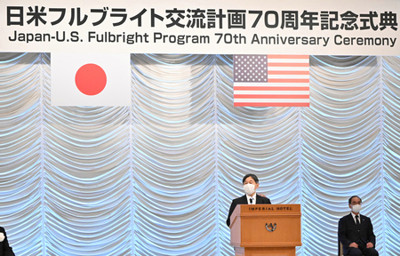 日米フルブライト交流計画７０周年記念式典で、あいさつされる天皇陛下＝２０２２年７月１日、東京都千代田区