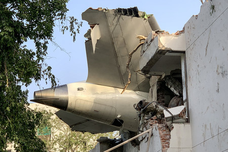 12日、インド西部のアーメダバードで墜落した旅客機の残骸(AFP時事)