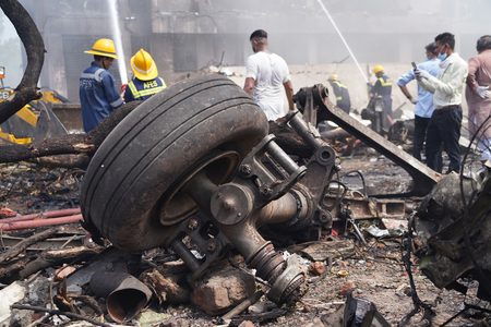 墜落事故の現場付近に散らばる旅客機の残骸=12日、インド西部アーメダバード(EPA時事)