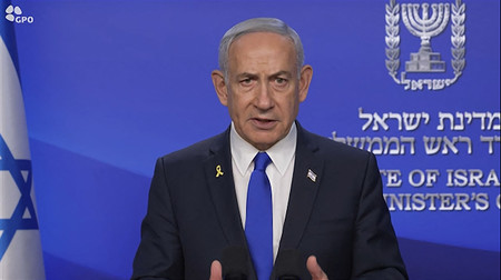 13日、ビデオ演説でイランへの攻撃を発表するイスラエルのネタニヤフ首相=イスラエル政府が公開した動画より(AFP時事)