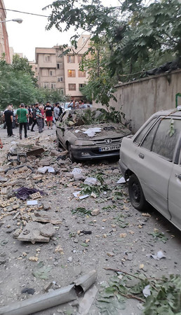 13日、イランの首都テヘランでイスラエルの攻撃を受けて散乱したがれき=(革命防衛隊のSNSより)(AFP時事)