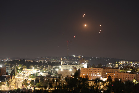 イランがイスラエルに向けて発射したミサイル=13日、エルサレム(EPA時事)