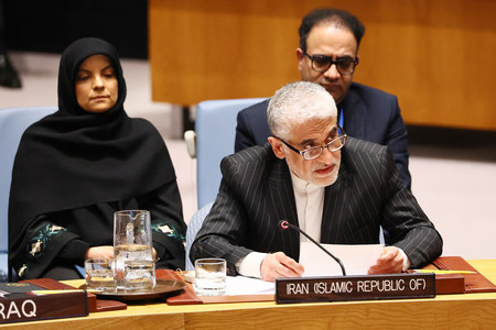 13日、ニューヨークで開かれた国連安全保障理事会の緊急会合で演説するイランのイラバニ国連大使(AFP時事)