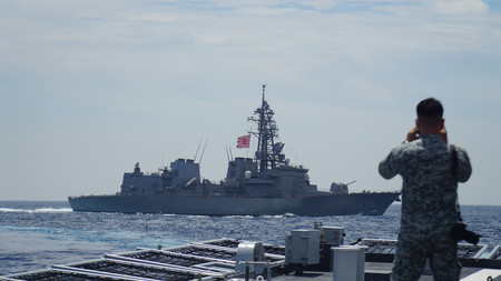 14日、南シナ海海上で、海上自衛隊の護衛艦「たかなみ」を見守るフィリピン海軍の兵士