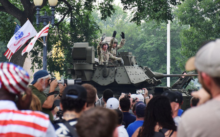 14日、米首都ワシントンで行われた軍事パレード