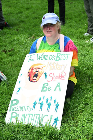 14日、米ホワイトハウス前の抗議デモに参加したカレン・コントレラスさん