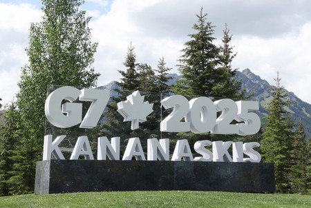メディアセンターに設置された先進7カ国首脳会議(G7サミット)のシンボルマーク=14日、カナダ・バンフ