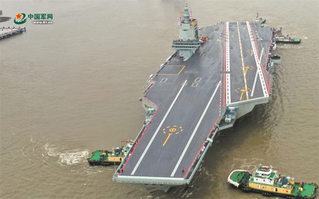 1回目の試験航海に出る中国軍の空母「福建」=2024年5月、中国・上海(同軍のウェブサイトより・時事)