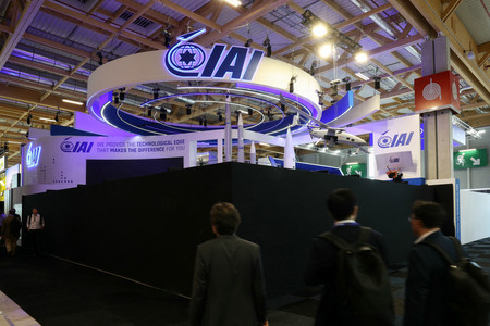 16日、パリ郊外ルブルジェのパリ航空ショーの会場で、閉鎖されたイスラエルの兵器展示ブース(AFP時事)