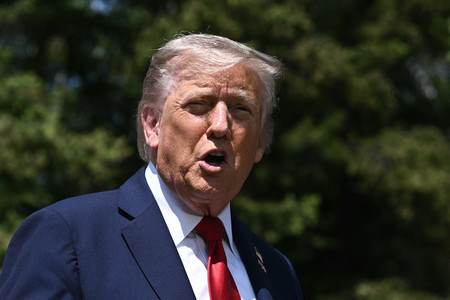１６日、カナダ西部カナナスキスで記者団の取材に応じるトランプ米大統領（ＡＦＰ時事）