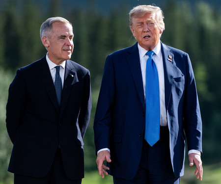 トランプ米大統領（右）とカナダのカーニー首相＝１６日、カナダ西部カナナスキス（ＥＰＡ時事）