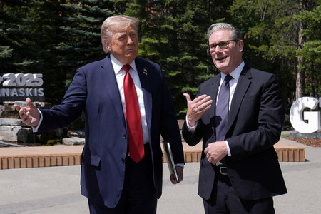 トランプ米大統領（左）とスターマー英首相＝１６日、カナダ西部カナナスキス（ＡＦＰ時事）