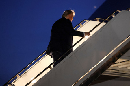 １６日、カナダ西部アルバータ州カルガリー空港で、大統領専用機に乗り込むトランプ米大統領（ロイター時事）