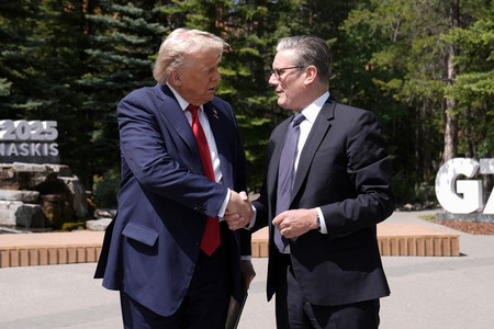 カナダで開催されている先進７カ国首脳会議（Ｇ７サミット）で握手を交わすトランプ米大統領とスターマー英首相＝１６日、カナナスキス（ＡＦＰ時事）