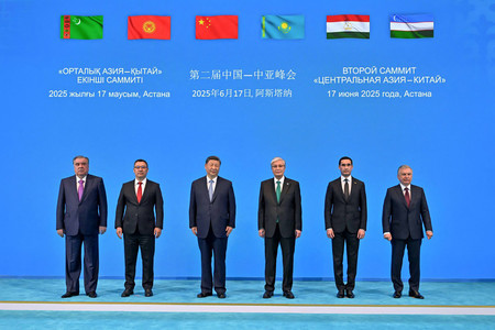 17日、カザフスタンの首都アスタナで開催された「中国・中央アジア首脳会議」に出席した中国の習近平国家主席(左から3人目)ら各国首脳(カザフスタン大統領府提供)(AFP時事)