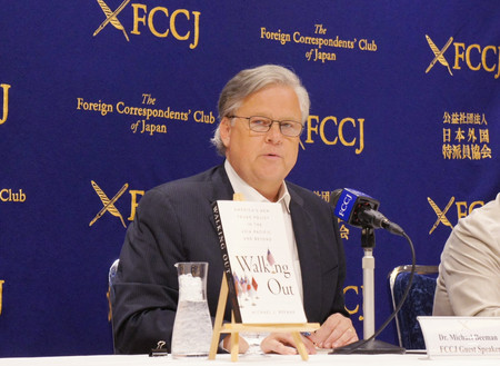 記者会見するマイケル・ビーマン元米通商代表部(USTR)日本・韓国担当代表補=17日午後、東京都千代田区の日本外国特派員協会