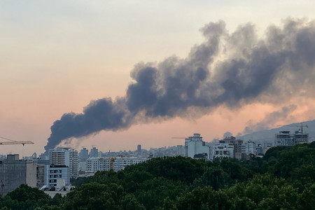 16日、テヘランで、イスラエルの攻撃を受けたイランの国営テレビから立ち上る煙(AFP時事)