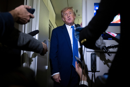 16日、カナダからワシントンに戻る米大統領専用機内で、記者団に話し掛けるトランプ大統領(AFP時事)