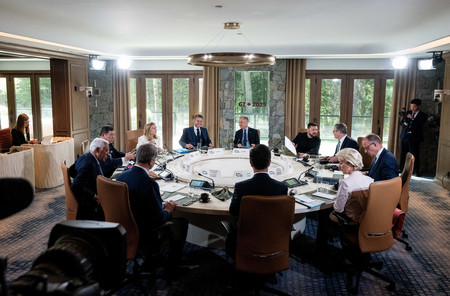 先進７カ国首脳会議（Ｇ７サミット）の２日目の討議に臨む各国首脳ら＝１７日、カナダ・カナナスキス（ＥＰＡ時事）