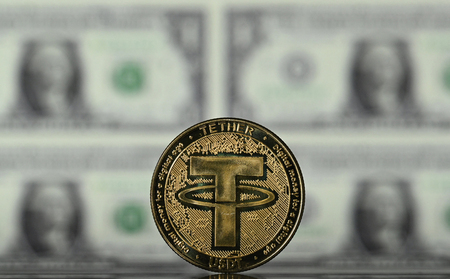 暗号資産（仮想通貨）「ステーブルコイン」の一つ、「テザー（ＵＳＤＴ）」をイメージしたコイン（ＡＦＰ時事）