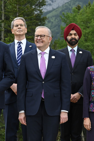 先進7カ国首脳会議(G7サミット)の集合写真撮影に参加するアルバニージー豪首相(中央)とベセント米財務長官(左)=17日、カナダ西部カナナスキス(EPA時事)