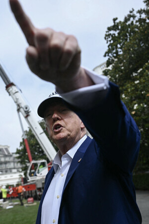 18日、ワシントンで記者団の取材に応じるトランプ米大統領(AFP時事)