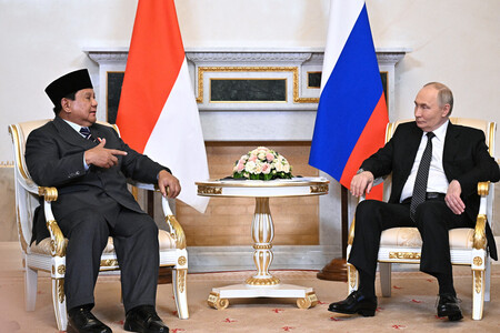 19日、ロシア北西部サンクトペテルブルクで会談するプーチン大統領(右)とインドネシアのプラボウォ大統領(AFP時事)