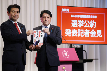 参院選の公約を掲げる自民党の小野寺五典政調会長（右）ら＝１９日午後、東京・永田町の同党本部