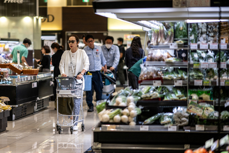 東京都内のスーパーで買い物する人たち＝５月２３日（ＡＦＰ時事）