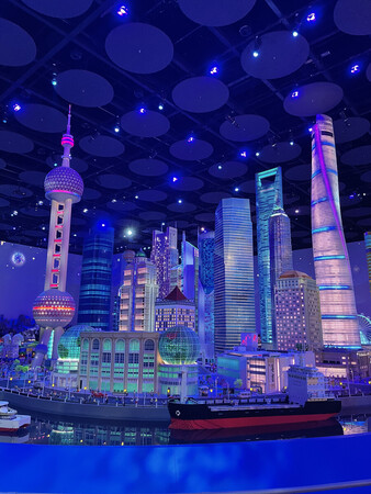 レゴブロックで再現された高層ビル街=20日、中国・上海市