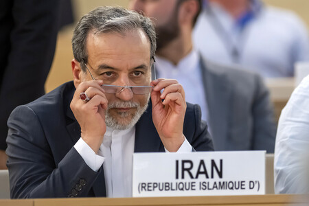 20日、ジュネーブの国連欧州本部で人権理事会に出席するイランのアラグチ外相(EPA時事)