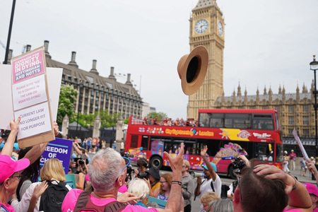 英下院で「死を選ぶ権利」の法案が可決されたことを喜ぶ人々＝２０日、英ロンドン（ＡＦＰ時事）