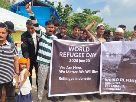 インドネシア・スマトラ島の難民キャンプで、「世界難民の日」に行われた集会に参加したロヒンギャの人々=20日、リアウ州プカンバル(アブドゥ・ラーマンさん提供・時事)