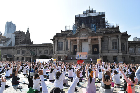 「国際ヨガの日」に合わせ、築地本願寺で行われた在日インド大使館主催のヨガイベント=21日、東京都中央区