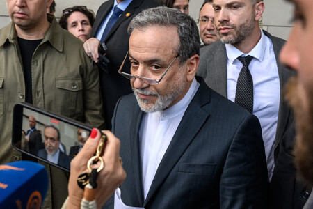 イランのアラグチ外相(中央)=20日、ジュネーブ(AFP時事)