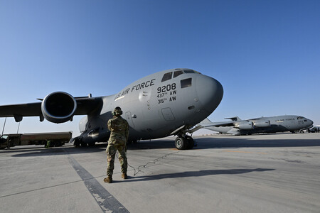 カタールのアルウデイド空軍基地に駐機する米軍機＝２０２４年３月、ドーハ近郊（ＡＦＰ時事）