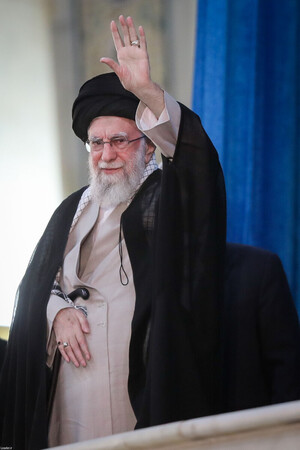イランの最高指導者ハメネイ師=4日、テヘラン(最高指導者事務所提供)(EPA時事)
