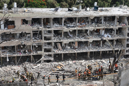 ２２日、イランのミサイル攻撃を受けたイスラエル中部テルアビブの集合住宅（ＥＰＡ時事）