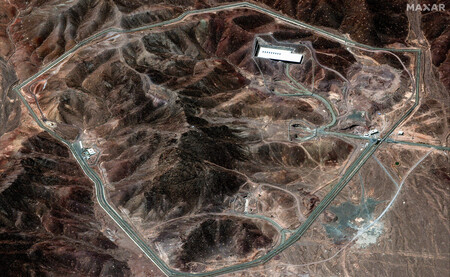 イラン中部フォルドゥのウラン濃縮施設の衛星画像＝１４日撮影（米マクサー・テクノロジーズ提供）（ＡＦＰ時事）