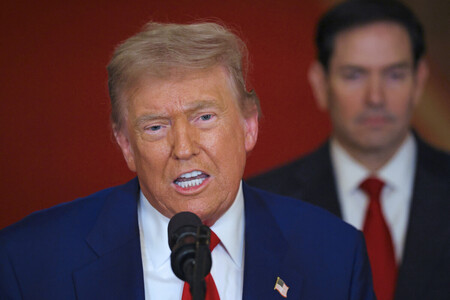 ２１日、米ホワイトハウスで演説するトランプ大統領（ＡＦＰ時事）