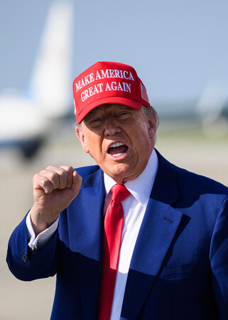 トランプ米大統領＝２１日、ワシントン近郊（ＡＦＰ時事）