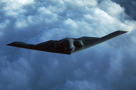 飛行中のＢ２戦略爆撃機＝米国防総省提供、撮影場所不詳（ＡＦＰ時事）