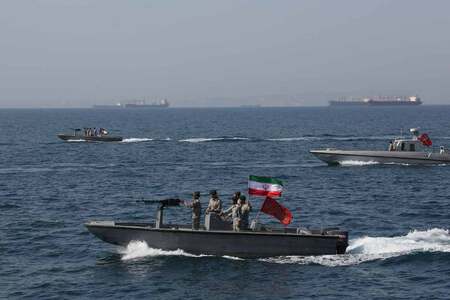 ２０１９年４月３０日、ホルムズ海峡を航行するイラン軍（ＡＦＰ時事）