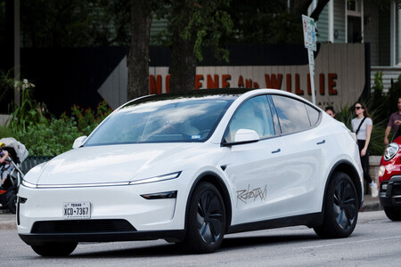 通りを走行する米電気自動車（ＥＶ）大手テスラのロボタクシー＝２２日、テキサス州オースティン（ロイター時事）